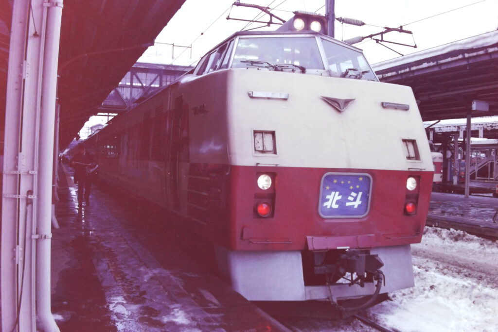 札幌駅に停車中のキハ183系特急北斗1985年