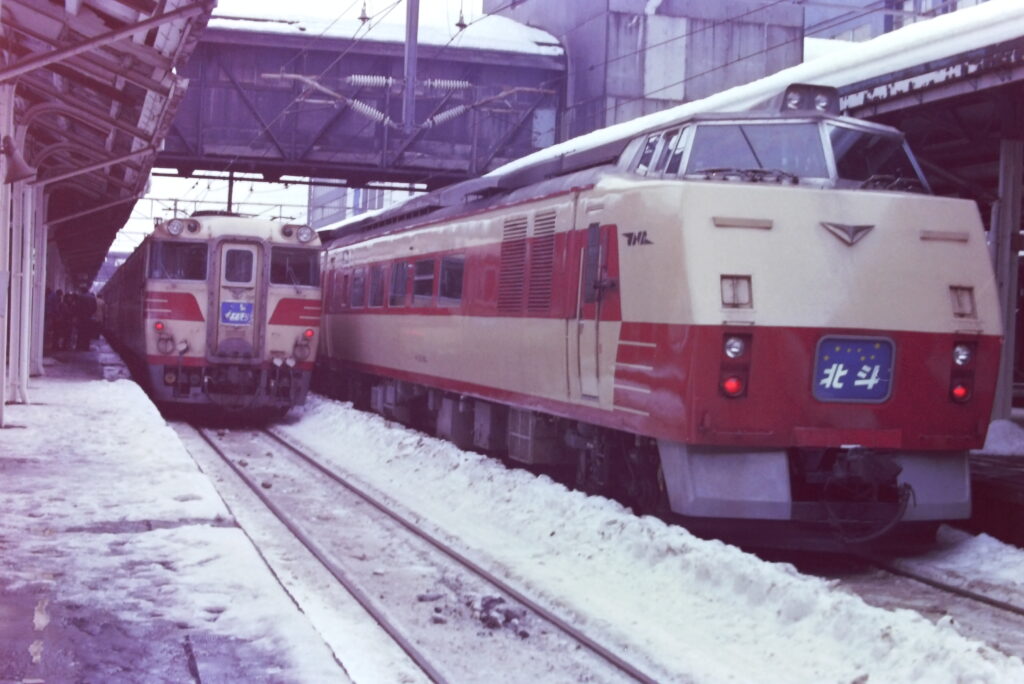 1985年札幌駅に停車中のキハ183系北斗とキハ82系おおぞら