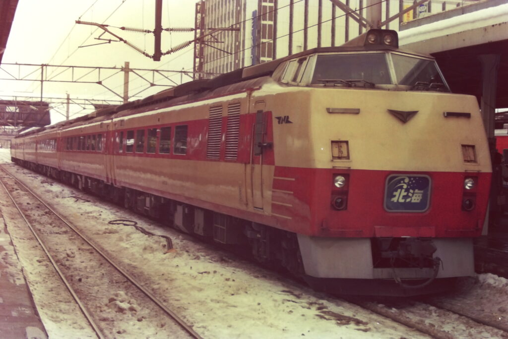札幌駅に停車中のキハ183系特急北海1985年
