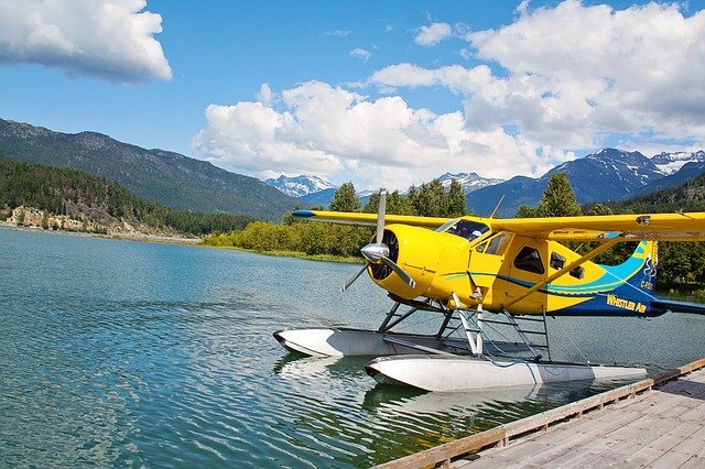 湖に浮かぶ水上飛行機
