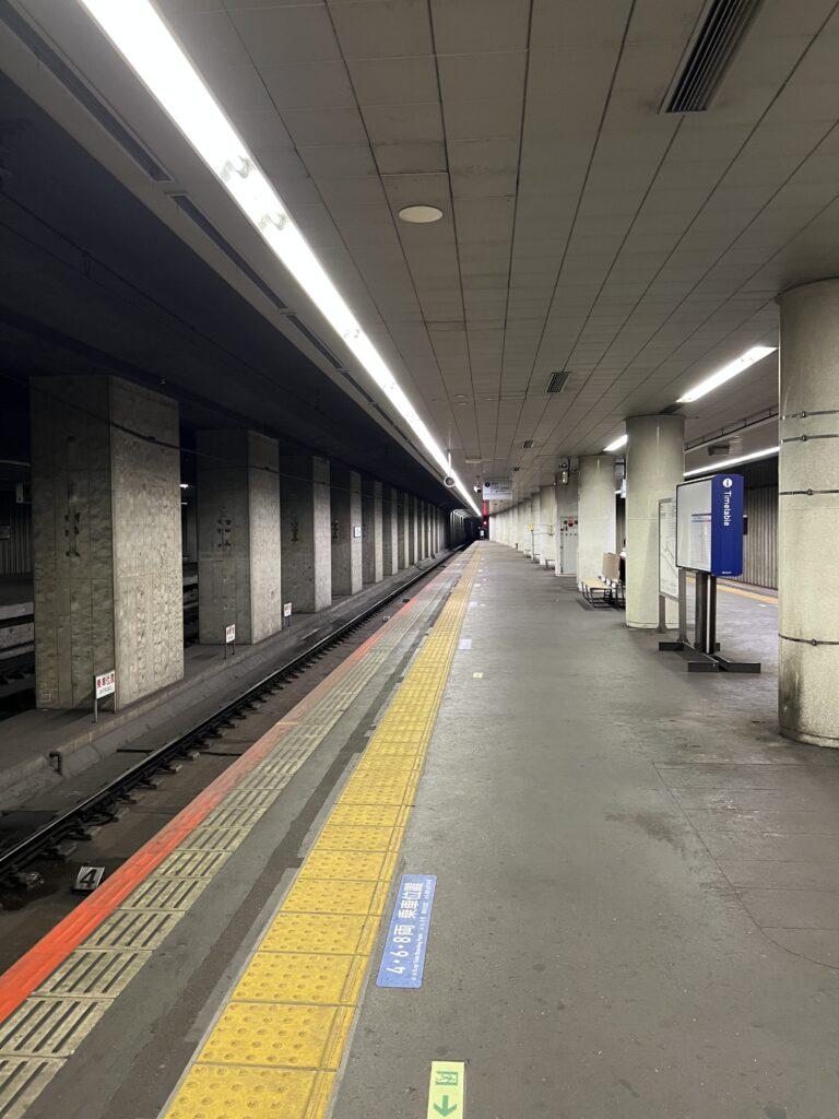 東成田駅ホーム