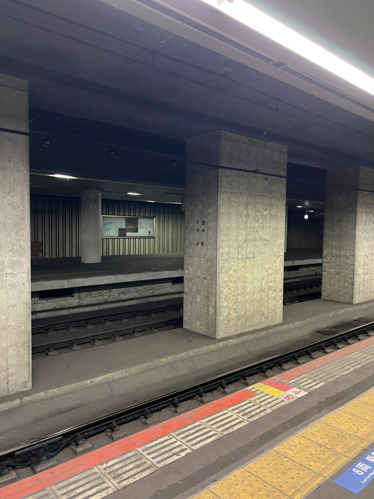 東成田駅ホーム