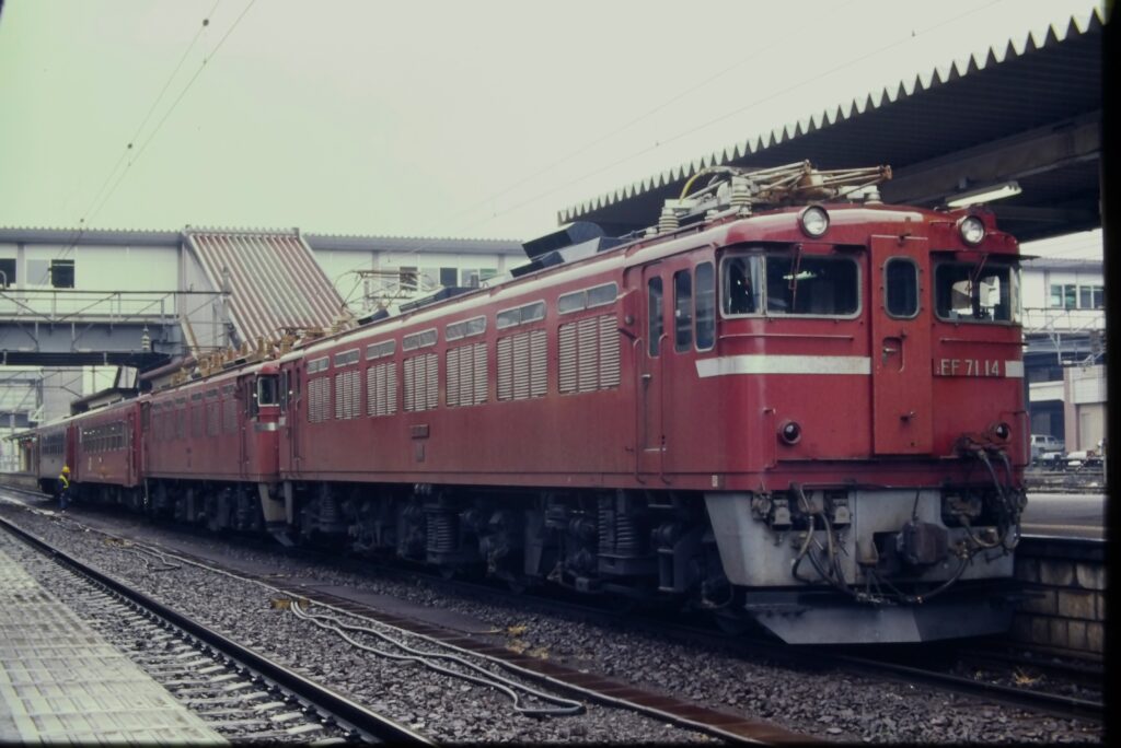福島駅に停車中のEF71重連と50系客車1989年