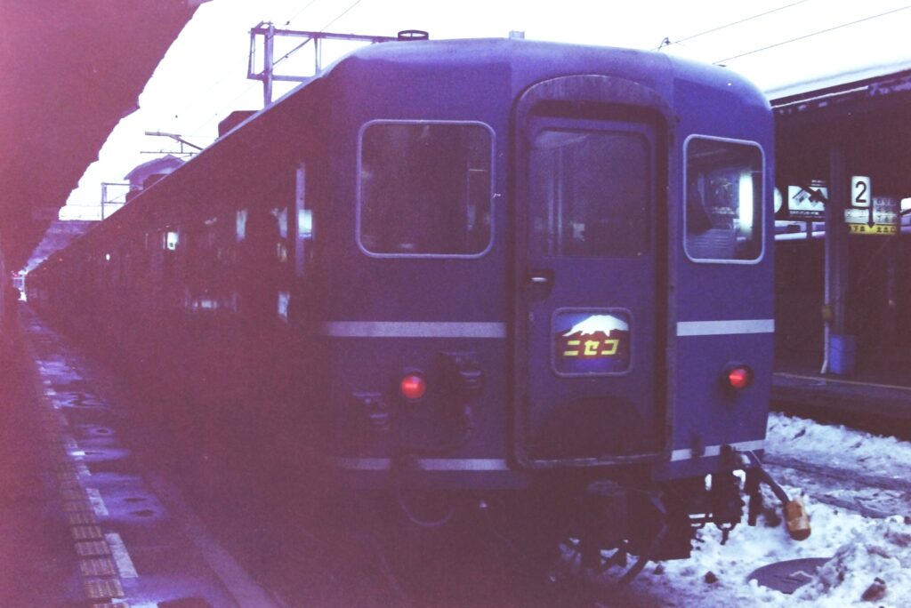 札幌駅に停車中の14系急行ニセコ1985年