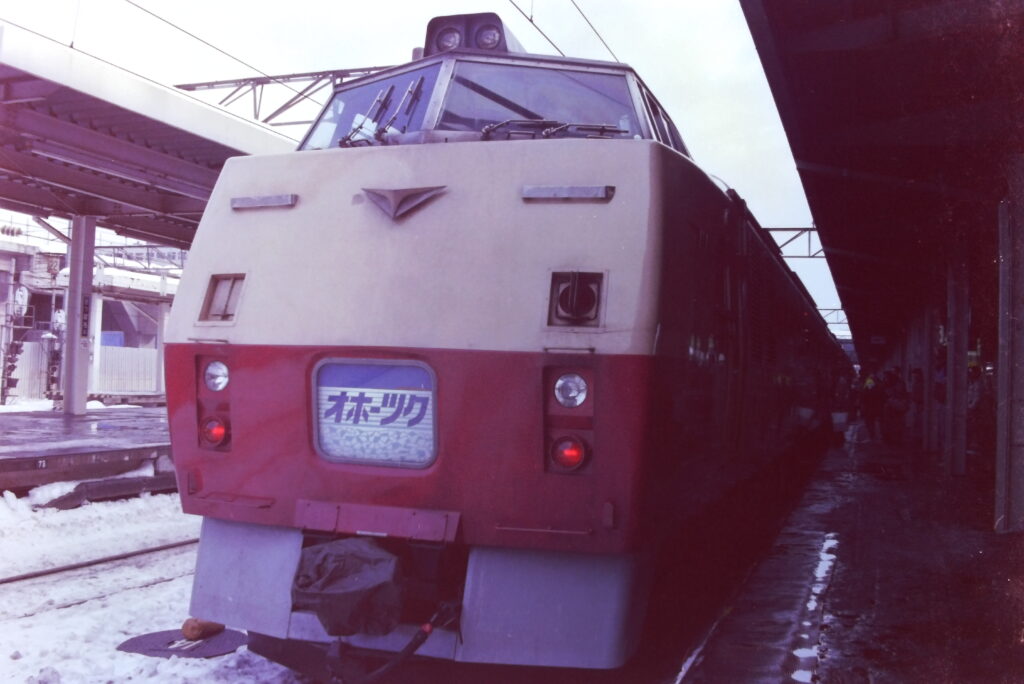 1985年12月札幌駅に停車中のキハ183系オホーツク
