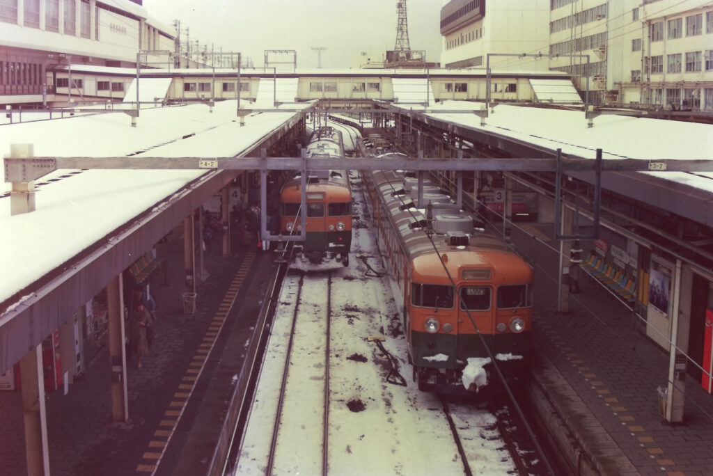 新潟駅に停車中の165系普通列車1986年