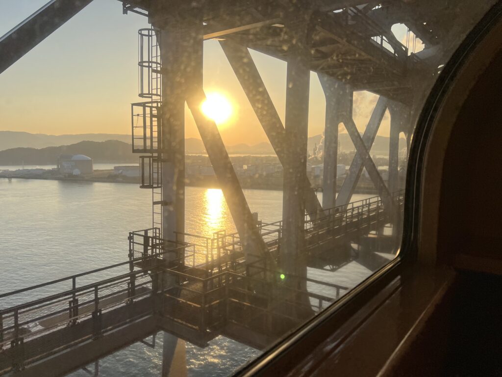 サンライズ瀬戸から見る瀬戸大橋と朝日