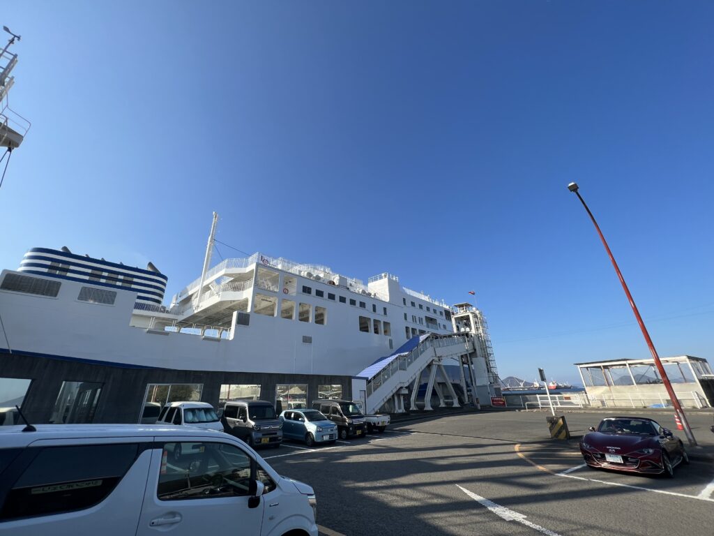 高松東港に停泊中のジャンボフェリーの新造船あおい