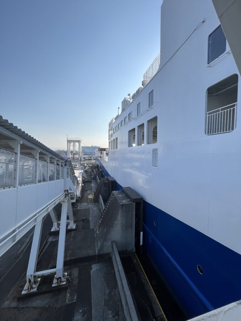 高松東港に停泊中のジャンボフェリーの新造船あおいを桟橋から見たところ