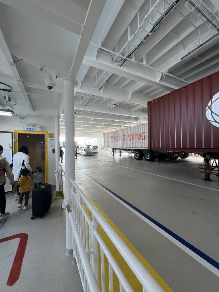高松東港に停泊中のジャンボフェリーの新造船あおいの1階車両甲板