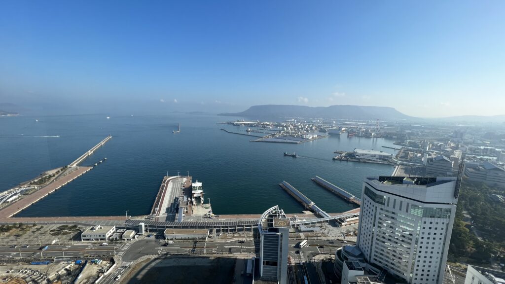 高松シンボルタワーから瀬戸内海の眺め青空がきれい