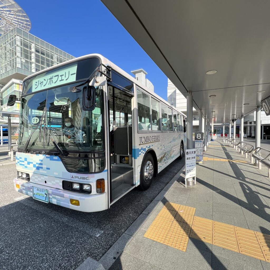 高松駅前バスターミナル8番乗り場に停車中のジャンボフェリー無料送迎バス